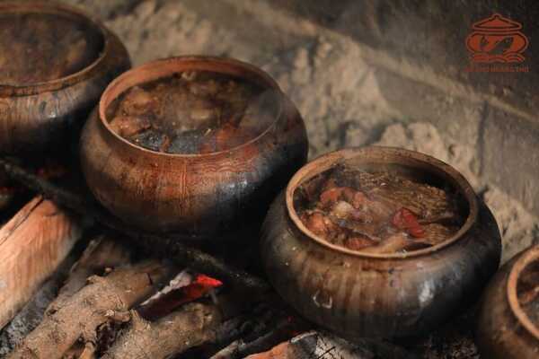 Kho cá trên bếp củi